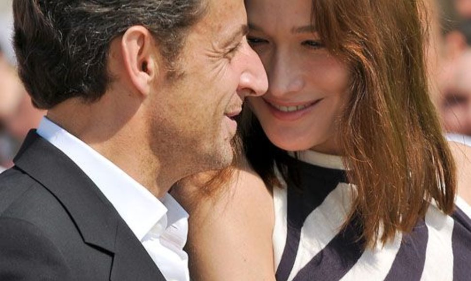 Foto naujienai: Carla Bruni-Sarkozy tuština šalies biudžetą!