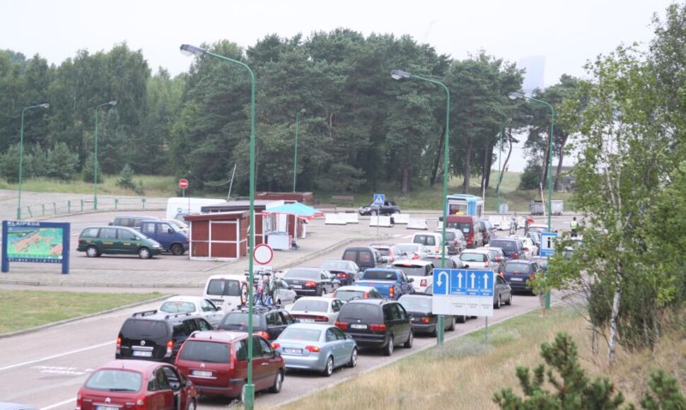 Kur&scaron;ių nerijos pusėje nusidriekė kilometrinės automobilių eilės prie keltų.