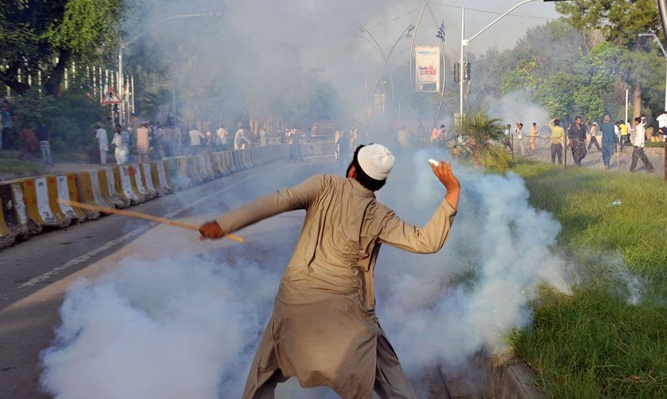 Pakistane susirinkę protestuotojai vėl kelia riaušes.