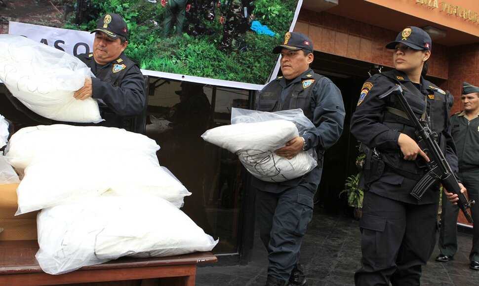 Policija neša apie 850 kg kokaino, kuris buvo aptiktas atokiai džiunglėse.