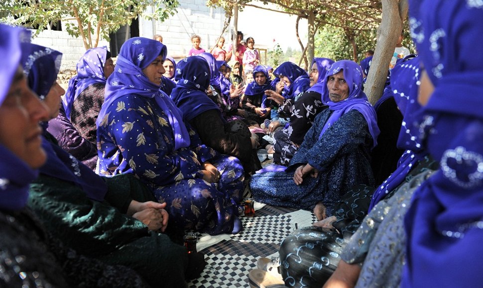 Turkijos moterys meldžiasi už žuvusiuosius. 