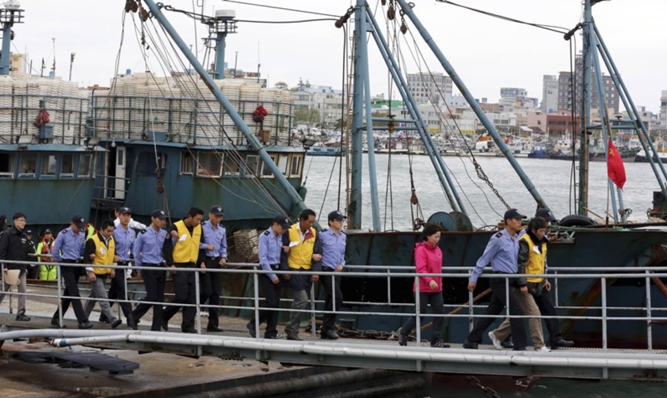 Pietų Korėjoje suimti kinų žvejai, kurie, kaip teigiama, žvejojo nelegaliai.
