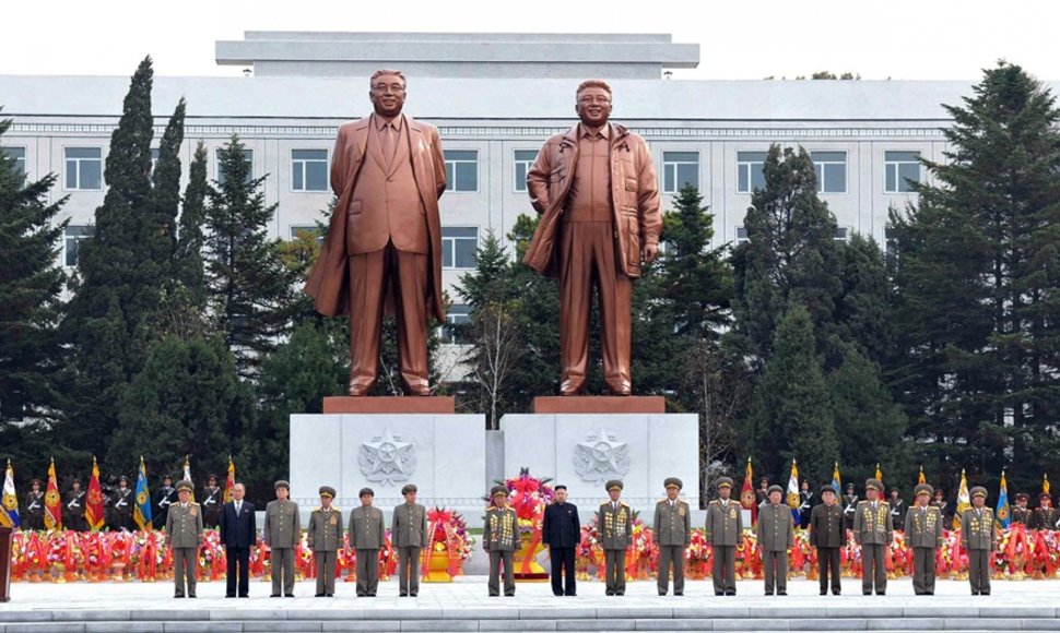 Dviejų buvusių šalies lyderių statulos stovi šalia universiteto.