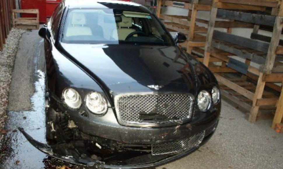 Apdaužytas automobilis „Bentley“ aptiktas prie Vokietijos biurų pastato.