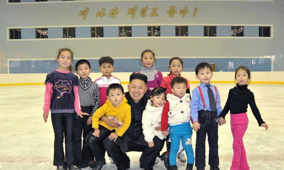 Kim Jong-unas Pchenjane aplankė čiuožyklą.