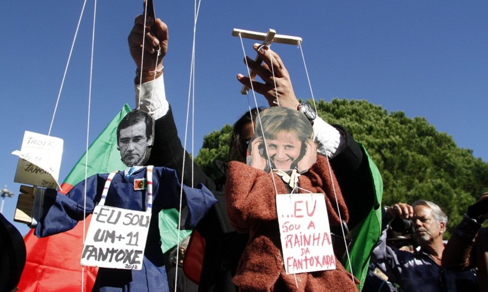 Protestuotojai laiko marionetes, kurios įkūnija A.Merkel ir P.P.Coelho.