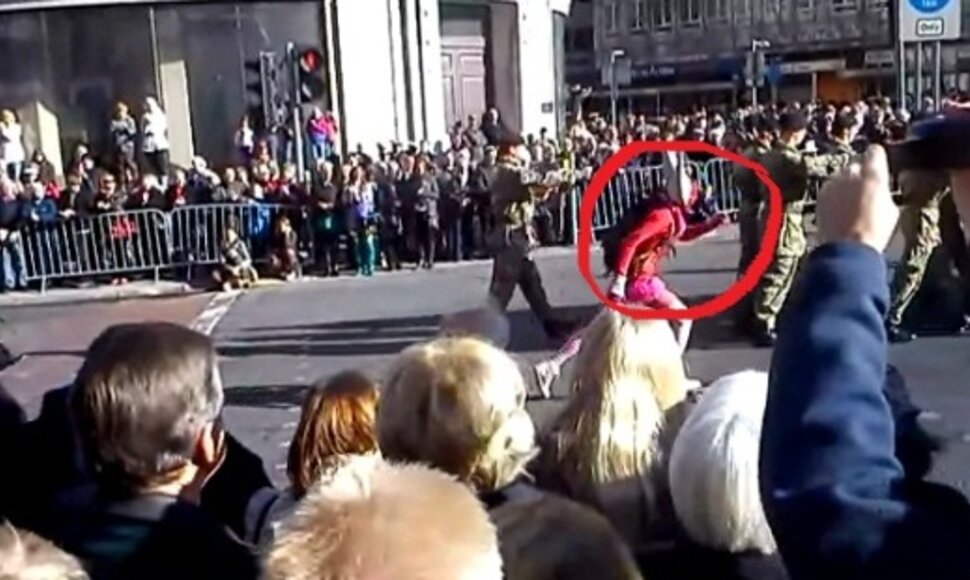 Velniu apsirengęs vyras sutrikdė ceremonijos rimtį.