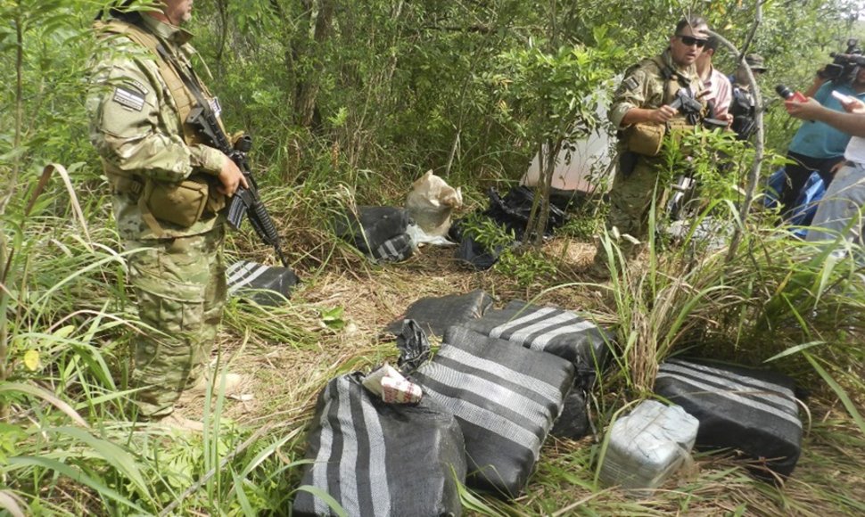 Paragvajaus policija konfiskavo daugybę narkotikų pakuočių.