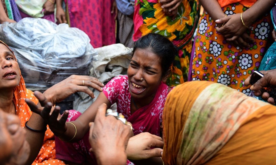 Bangladešo sostinės Dakos lūšnyno gyventojai gedi gaisro aukų