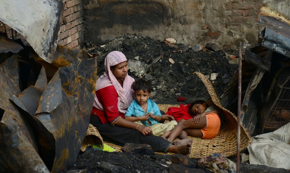 Bangladešo sostinės Dakos lūšnyno gyventojai gedi gaisro aukų