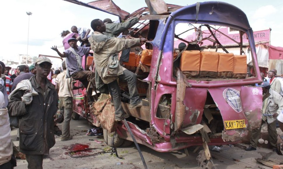 Kenijoje sprogo užminuotas autobusiukas. 