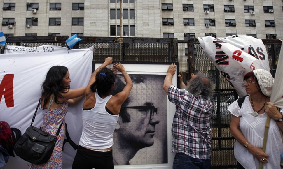 Argentinos protestuotojai kabina garsaus prieš daugybę metų dingusio žurnalisto Rodolfo Walsh  nuotrauką,