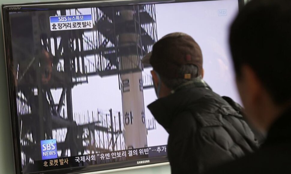 Pietų Korėjos gyventojai per televiziją stebi raketos paleidimą.