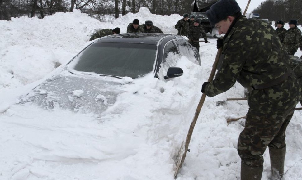 Ukraina užversta sniegu. 
