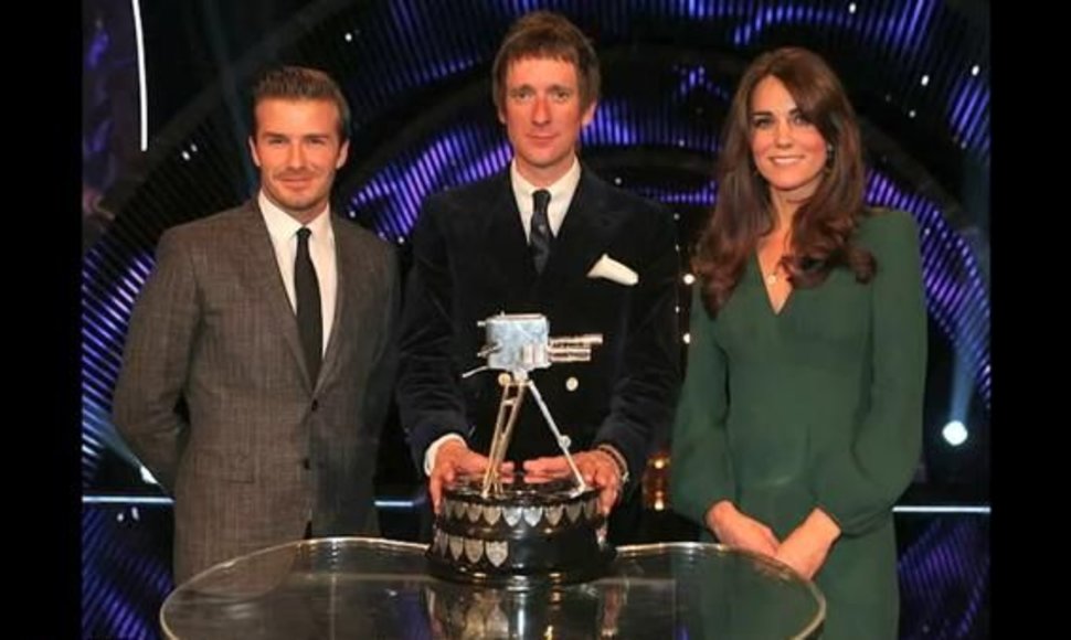 Catherine ir Davidas Beckhamas sveikina metų sportininku tapusį Bradley Wigginsą.