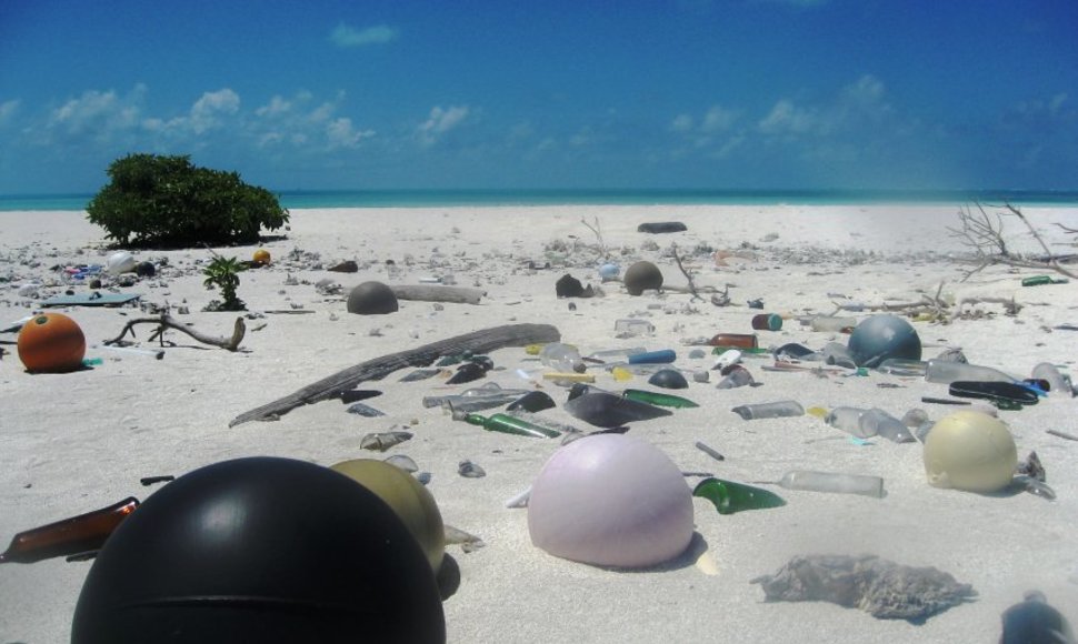 Gausybė plastiko atliekų nusėda jūrose ir vandenynuose, o galiausiai, per maisto grandinę, ir ant mūsų stalo.