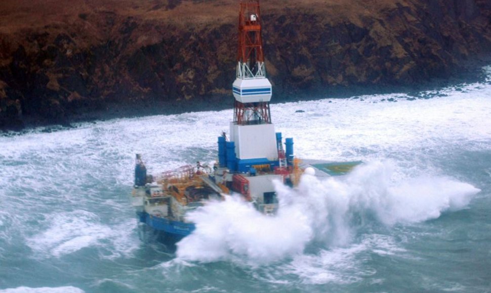 Naftos platforma nusėdo ties viena Aliaskos salų.