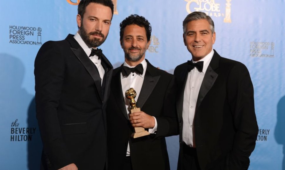 Benas Affleckas kartu su kitais filmo kūrėjais, Georgu Clooney ir Grantu Heslovu.