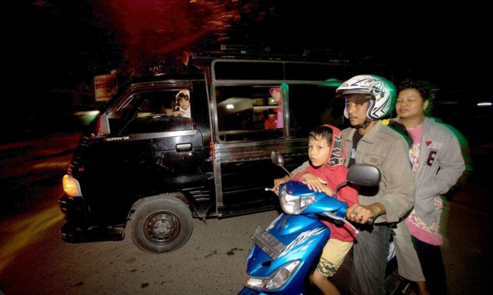 Indonezijos gyventojai paryčiais skubėjo iš savo namų į saugesnes vietas.