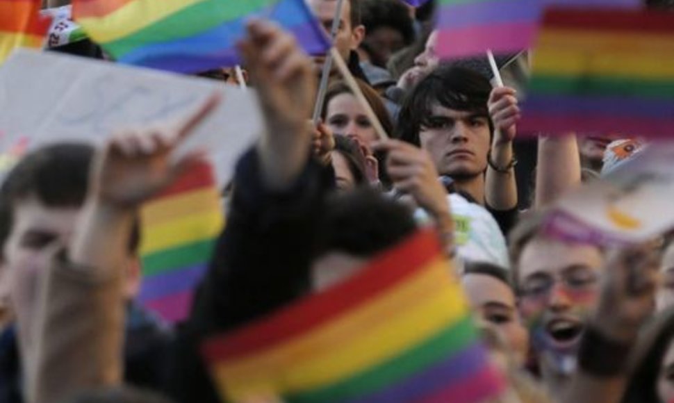 Paryžiaus gatvėmis žygiavo homoseksualų santuokų rėmėjai