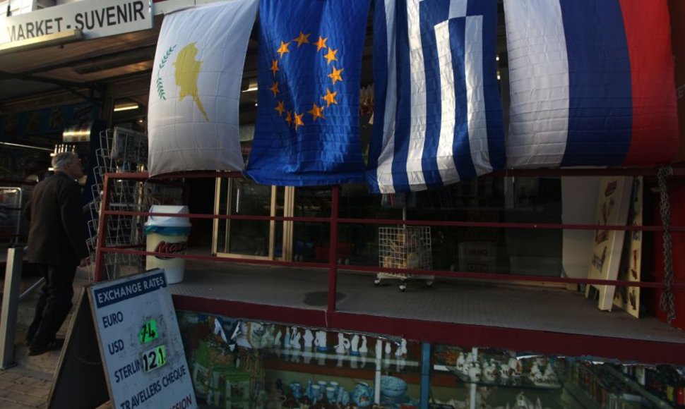 Šalia Kipro kabo ir Graikijos, ES bei Rusijos vėliavos.