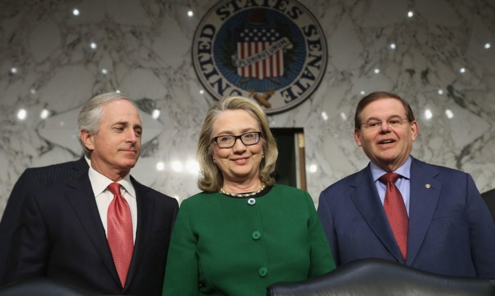 Senatorius Bobas Corker, buvusi JAV sekretorė Hillary Clinton ir Bobas Menendezas (dešinėje)