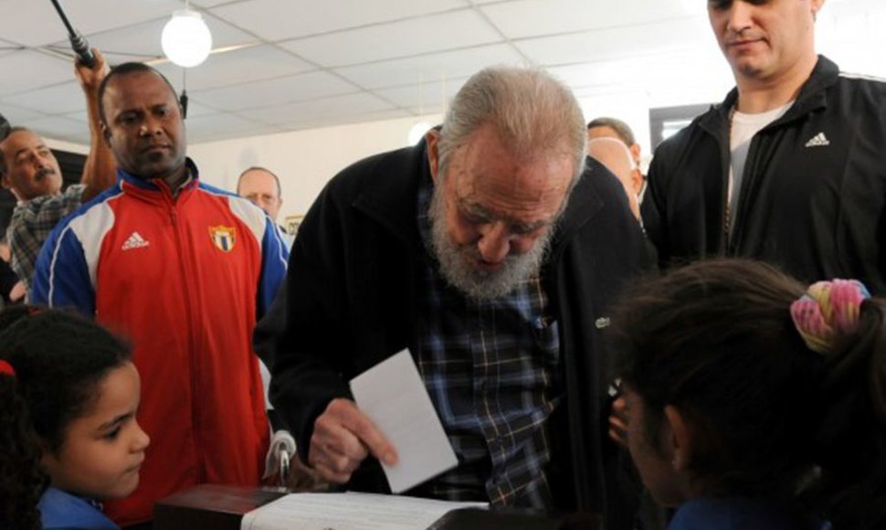 Fidelis Castro atiduoda savo balsą.