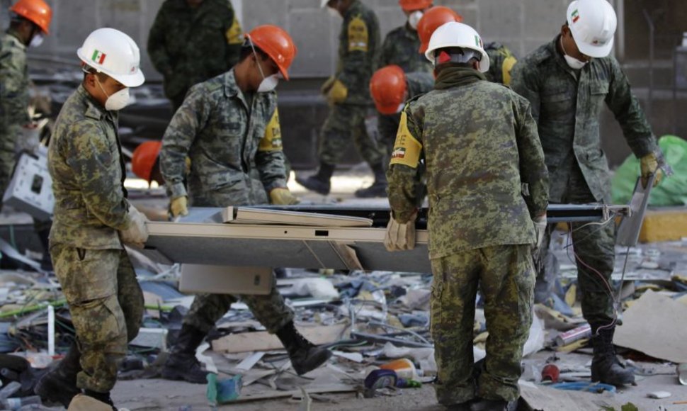Meksikos kariai vaduoja „Pemex“ būstinės apylinkes nuo griuvėsių.