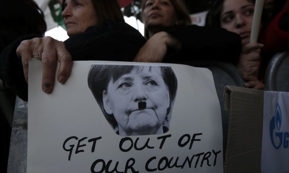 Kipriečiai įpykę ant Vokietijos ir kanclerę Angelą Merkel vaizduoja kaip A.Hitlerį. 