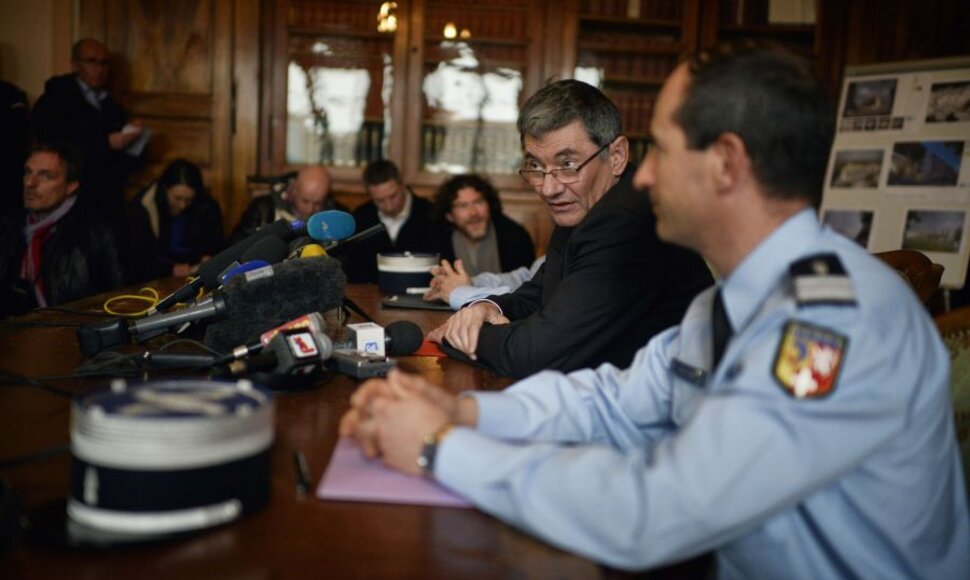Prokuroras Denisas Mondonas (viduryje) pasakoja apie &scaron;iurpų nusikaltimą.