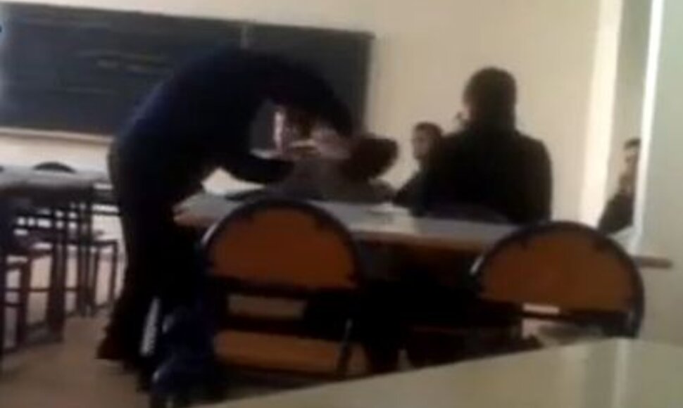 Sužvėręjęs mokytojas talžo 13-metį.