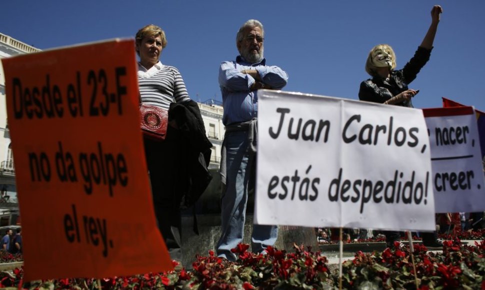 Monarchijos nebenorintys ispanai. Vienas plakatas skelbia: „Juanai Carlosai – tu atleistas!“ 