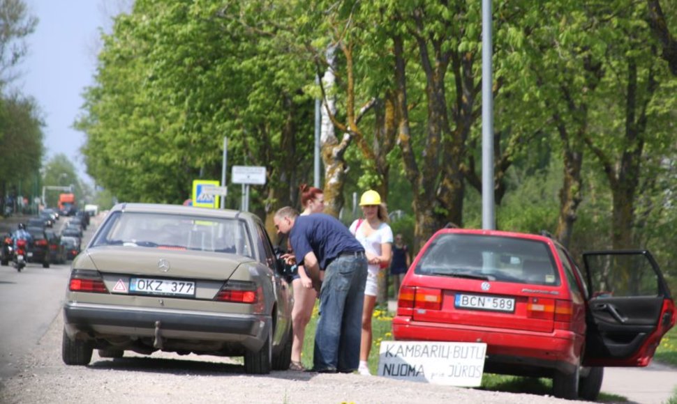 Pakelėse Palangos link jau stoviniuoja poilsiautojus gaudantys privataus būsto savininkai.