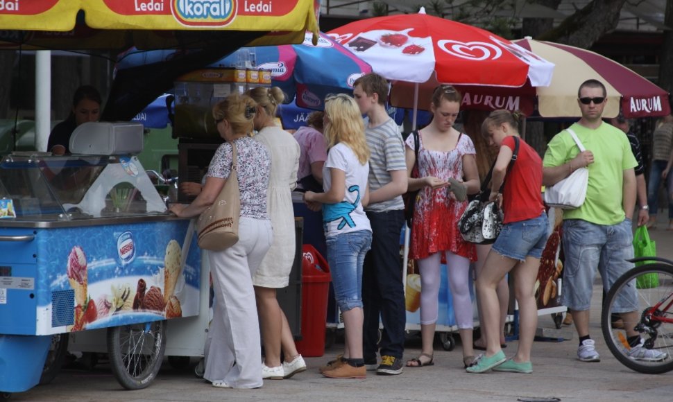 Poilsiautojai mėgaujasi vasariška kaitra