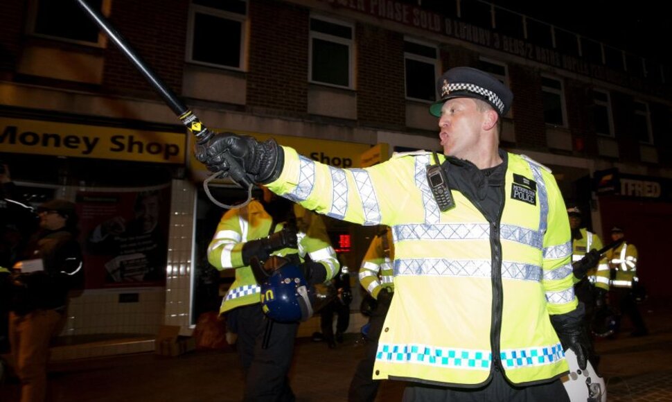 Londono policija tramdo nacionalistus.