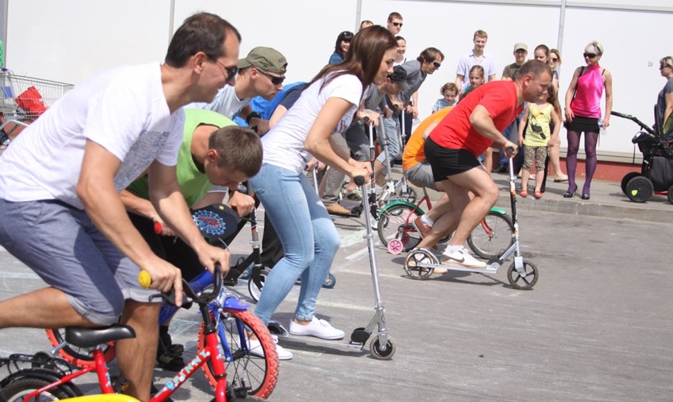 Klaipėdoje surengtos tradicinės paspirtukų ir dviratukų lenktynės. Jose sudalyvo ir tėvai.