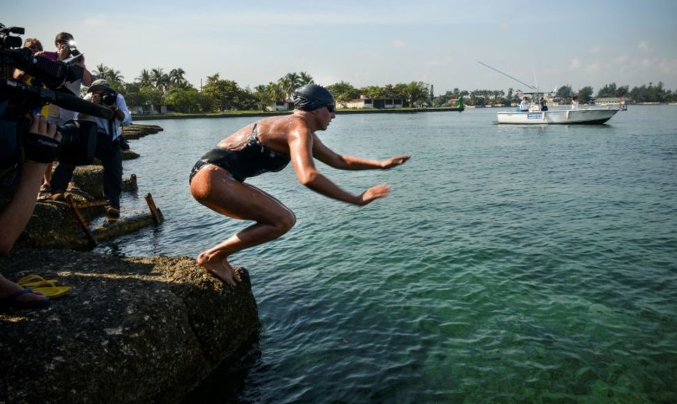 Chloe McCardel neria į vandenį Havanos prieplaukoje.