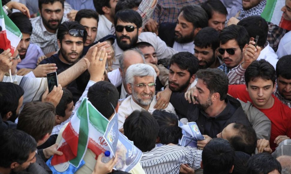 Iraniečiai, apsupę vieną iš kandidatų, Saeedą Jalilį.