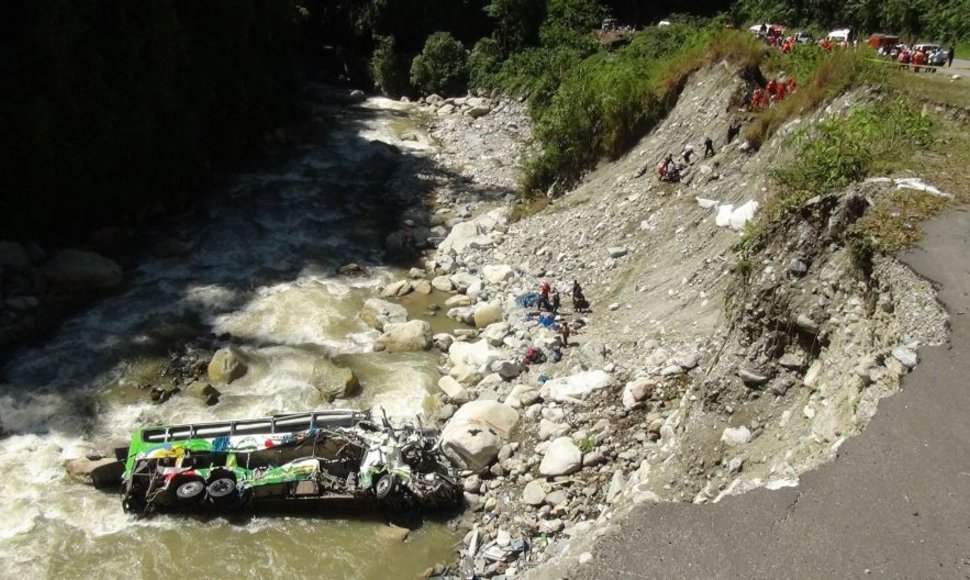 Į upę nugarmėjęs autobusas pražudė mažiausiai 30 keleivių. 