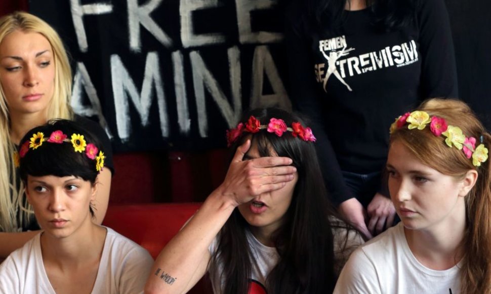 „Femen“ narės (iš kairės) Marguerite, Pauline ir Josephine. 