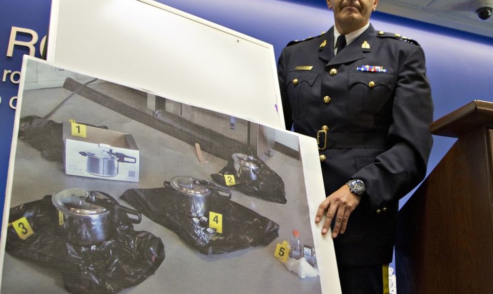 Komisaro padėjėjas Wayne’as Rideoutas demonstruoja sprogstamuosius užtaisus, pagamintus naudojant greitpuodžius. 