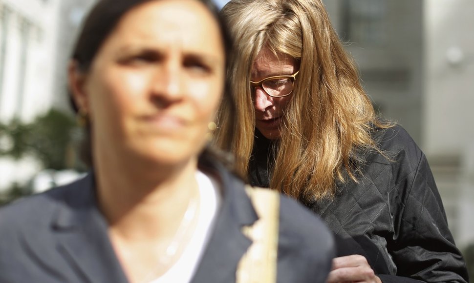 Ingrid Lederhaas-Okun (dešinėje) kaltinama pavogusi brangius papuošalus.