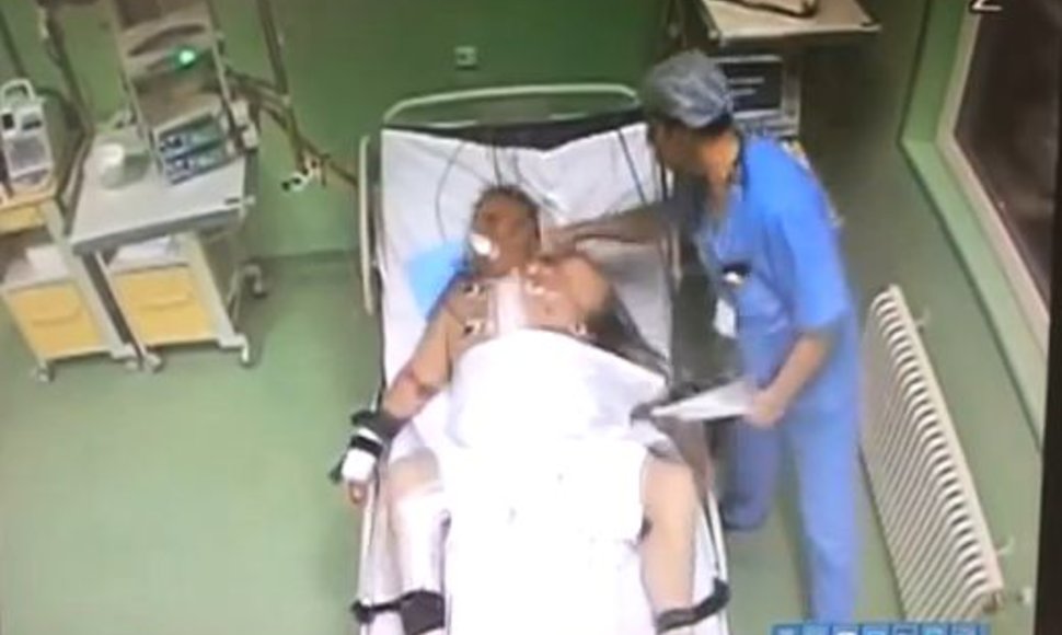 Anesteziologas Andrejus Votiakovas sumušė po operacijos lovoje gulėjusį pacientą. 