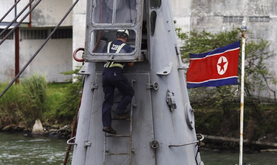 Sulaikytame Šiaurės Korėjos laive aptikta ginklų kontrabanda