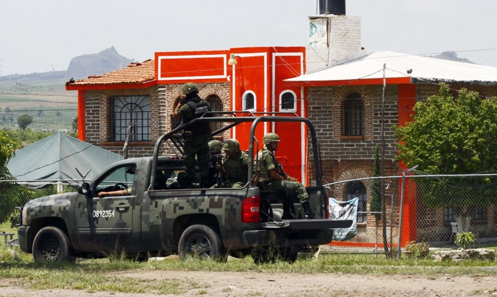 Meksikos kariai patruliuoja aplink kalėjimą, iš kurio penktadienį paleistas narkobaronas.