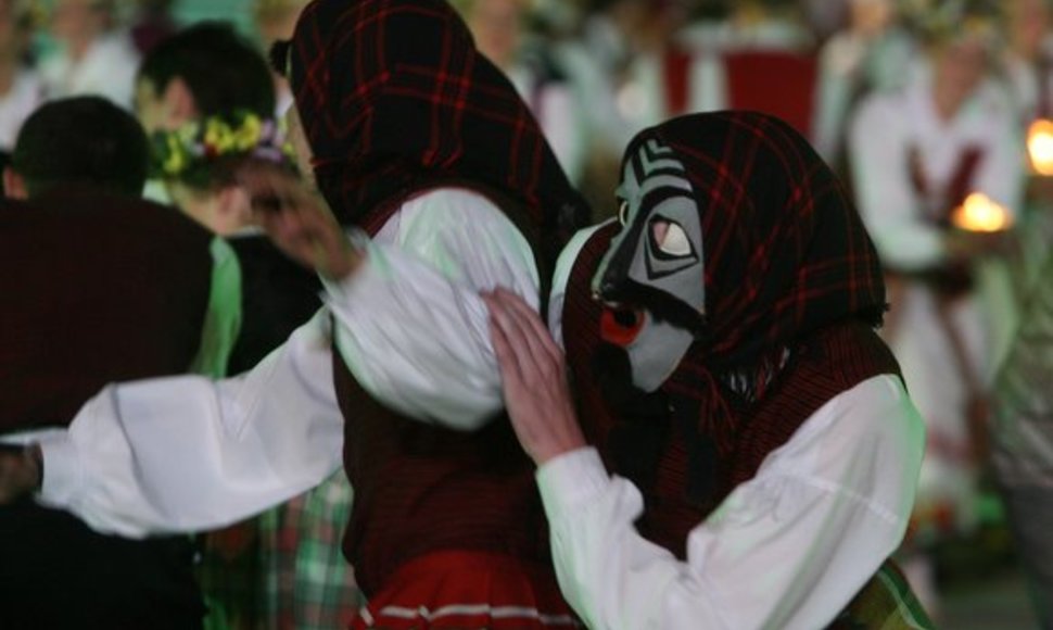 Dainas, šokius ir liaudies muzikantus apjungiantis ansamblių vakaras šiemet simboliškai  pavadintas "Metai". Šventėje į metų ciklą buvo pažvelgta per lietuvių liaudies kūrybą, prisimenant svarbiausius istorinius faktus.
