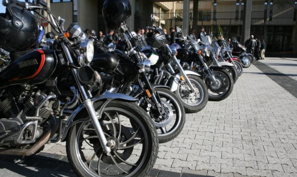Šeštadienio rytą prie Seimo gaudė motociklų motorai – link Estijos sostinės Talino„Baltijos keliu“ pajudėjo minia ratuotų raitelių.