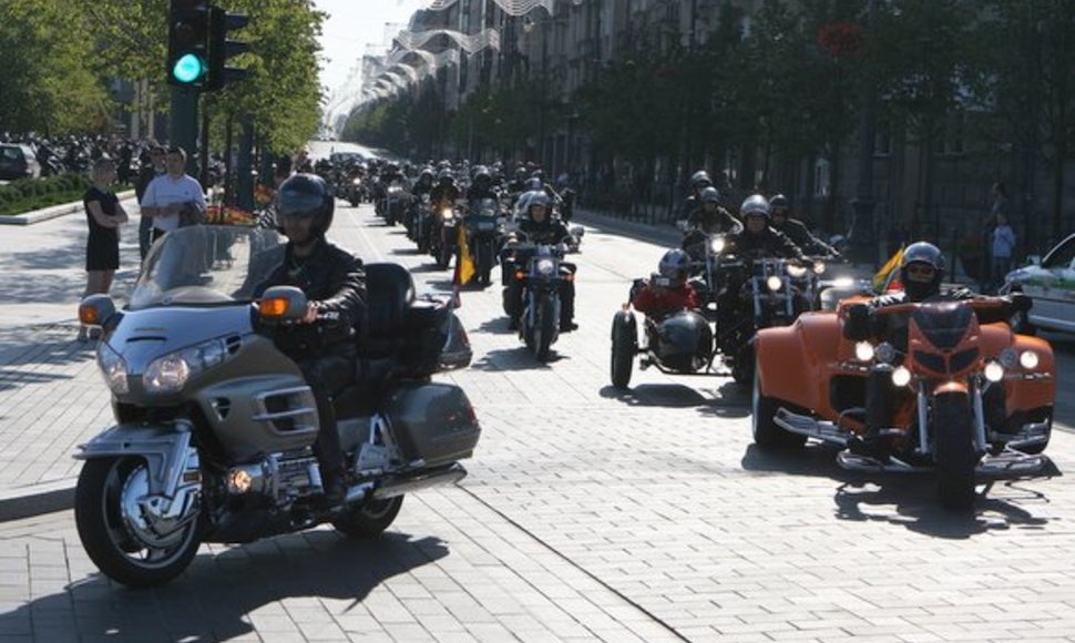 Šeštadienio rytą prie Seimo gaudė motociklų motorai – link Estijos sostinės Talino„Baltijos keliu“ pajudėjo minia ratuotų raitelių.