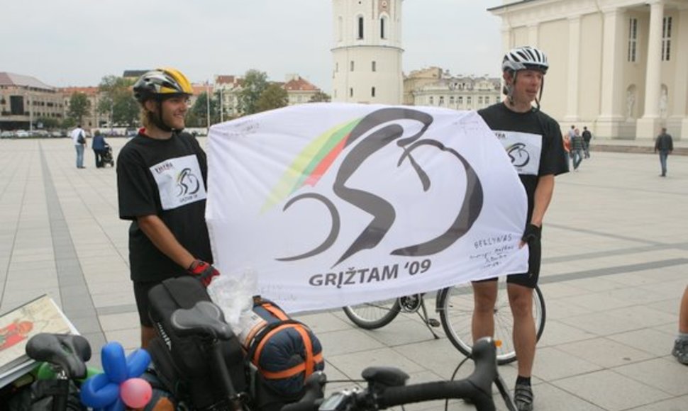 Pirmadienį Vilniuje, Katedros aikštėje įvyko žygeivių, dviračiais per dvi savaites atkeliavusių iš Londono į Vilnių, sutikimas. Manvydas Džiaugys ir Marius Puluikis savo jėgomis įveikė maždaug 2500 km.