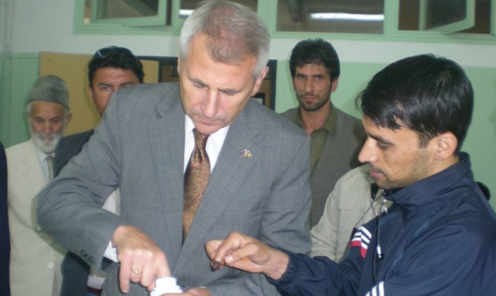 V.Ušackas šeštadienį Kabule pats išbandė balsavimo procedūrą: atėjęs rinkėjas užsiregistruoja, tuomet pamirko pirštą į specialų rašalą ir eina balsuoti. 